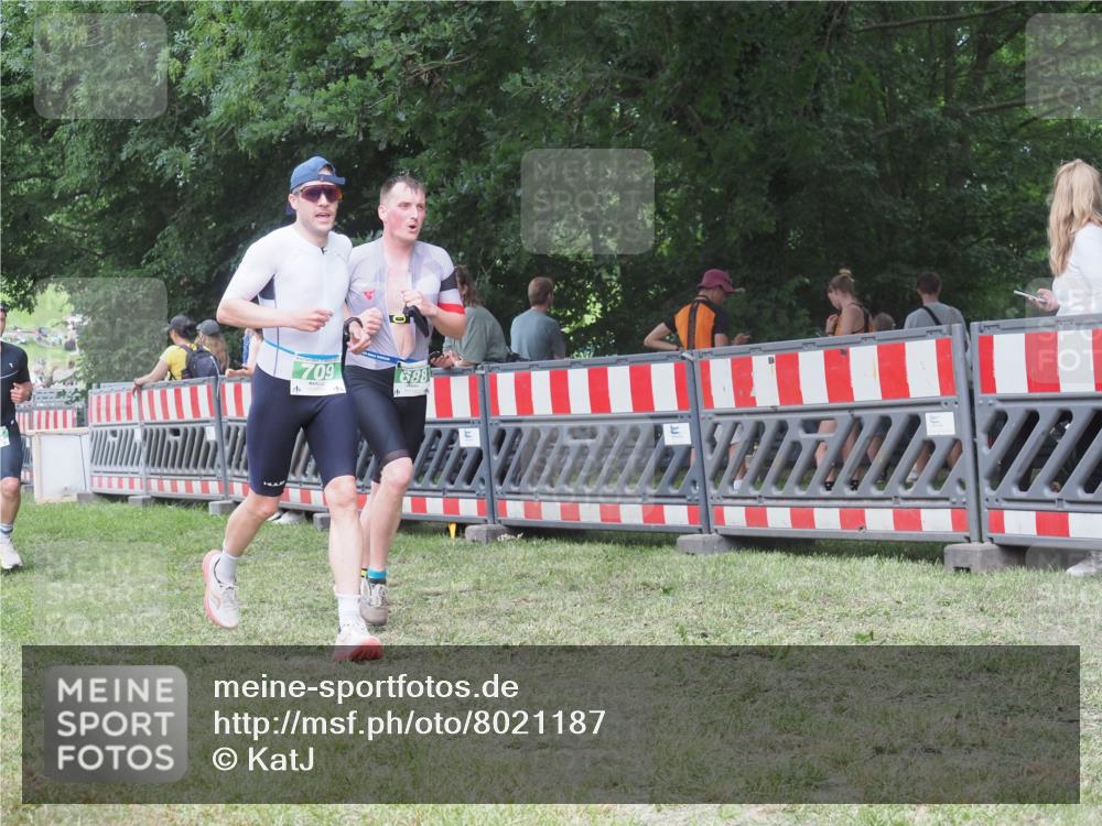 21.06.2025 - 27. Vierlanden-Triathlon KatJ http://msf.ph/oto/8021187 15.06.2025 13:20:29 Ziel 688, 694, 709 meine-sportfotos.de