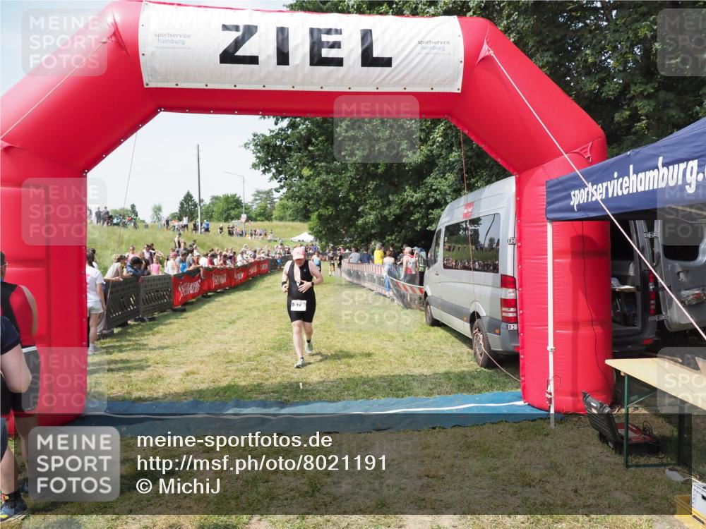 21.06.2025 - 27. Vierlanden-Triathlon MichiJ http://msf.ph/oto/8021191 15.06.2026 11:36:37 Ziel 379 meine-sportfotos.de