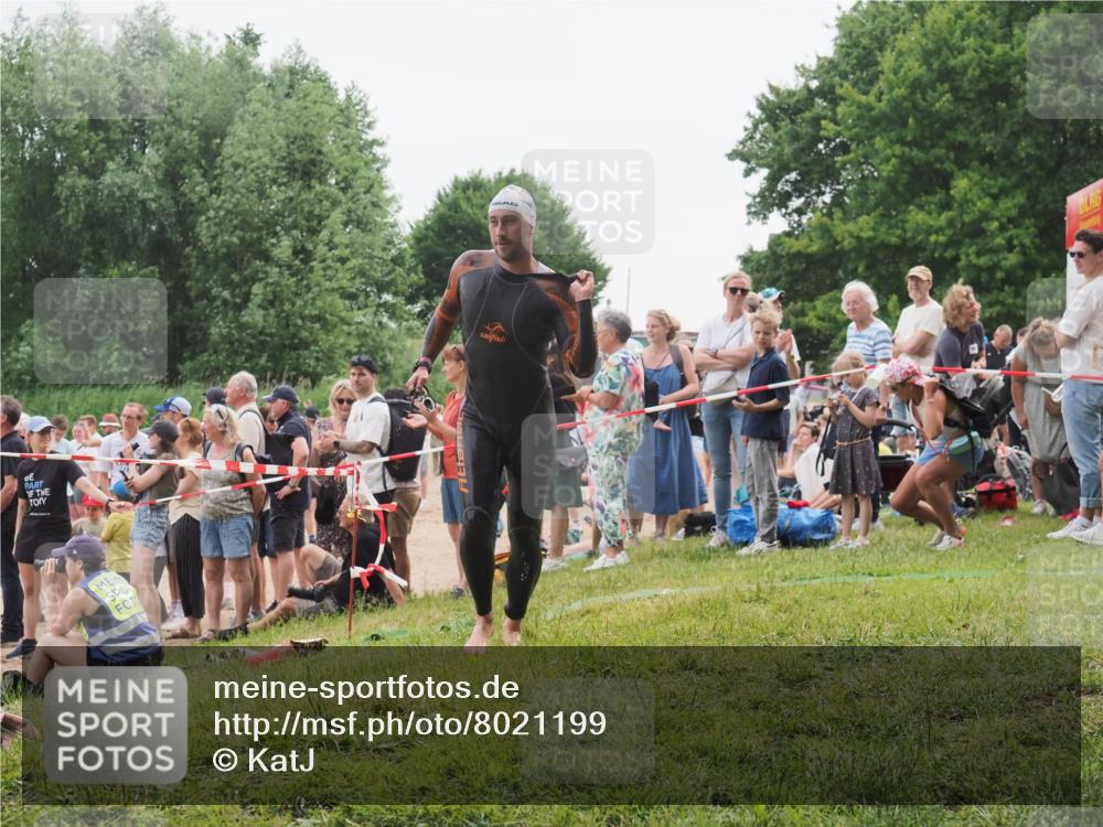 15.06.2025 - 27. Vierlanden-Triathlon KatJ http://msf.ph/oto/8021199 15.06.2025 10:51:43 Schwimmen 676 meine-sportfotos.de