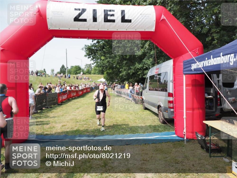 21.06.2025 - 27. Vierlanden-Triathlon MichiJ http://msf.ph/oto/8021219 15.06.2026 11:36:37 Ziel 379 meine-sportfotos.de