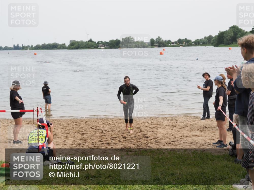 21.06.2025 - 27. Vierlanden-Triathlon MichiJ http://msf.ph/oto/8021221 15.06.2026 10:51:05 Schwimmen 775 meine-sportfotos.de
