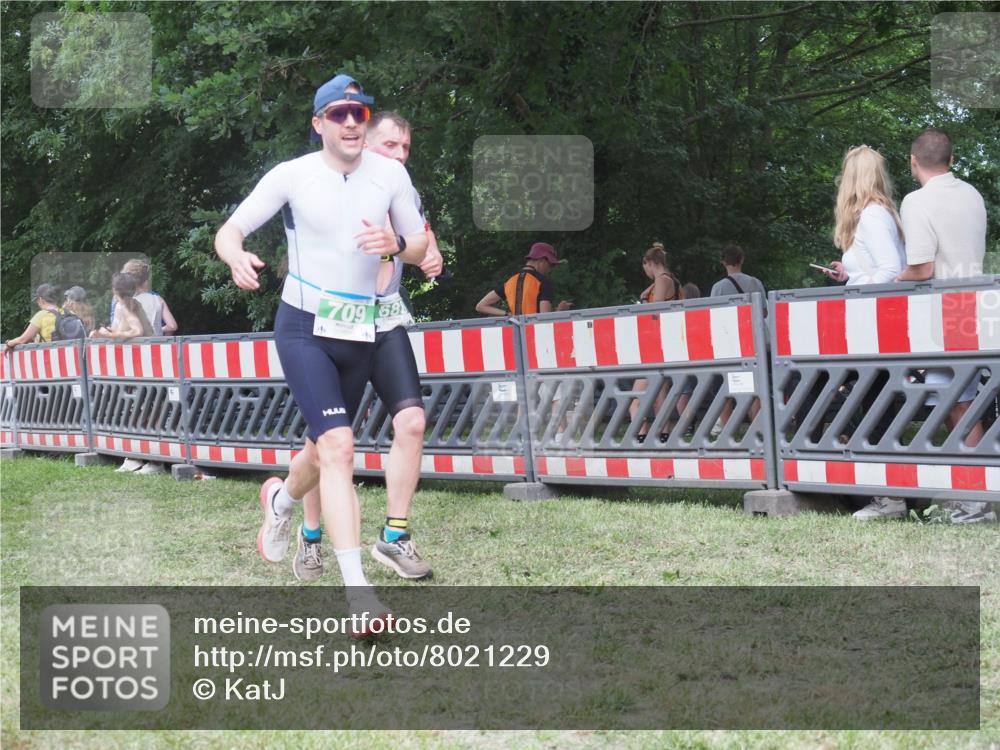 21.06.2025 - 27. Vierlanden-Triathlon KatJ http://msf.ph/oto/8021229 15.06.2025 13:20:29 Ziel 688, 694, 709 meine-sportfotos.de