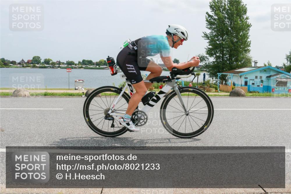 21.06.2025 - 27. Vierlanden-Triathlon H.Heesch http://msf.ph/oto/8021233 15.06.2025 12:04:46 Radfahren 822, 826, 913 meine-sportfotos.de