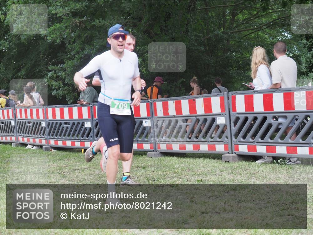 21.06.2025 - 27. Vierlanden-Triathlon KatJ http://msf.ph/oto/8021242 15.06.2025 13:20:29 Ziel 688, 694, 709 meine-sportfotos.de