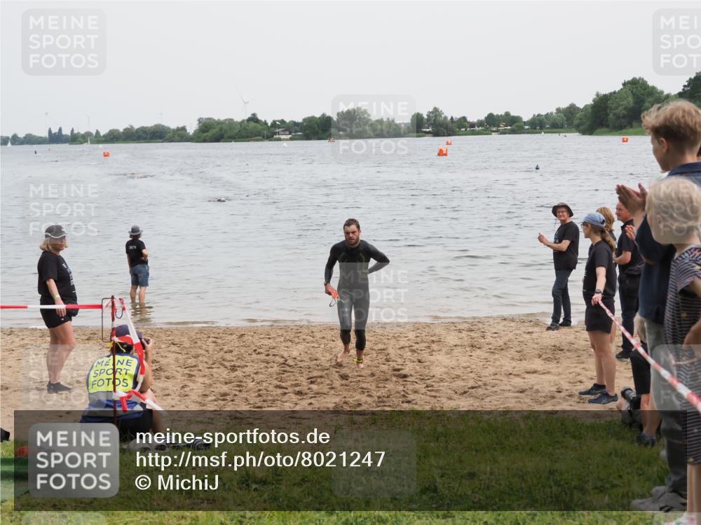 21.06.2025 - 27. Vierlanden-Triathlon MichiJ http://msf.ph/oto/8021247 15.06.2026 10:51:05 Schwimmen 775 meine-sportfotos.de