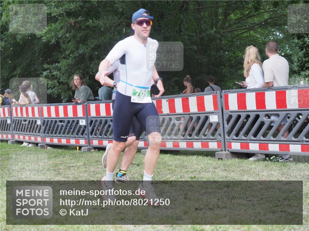 21.06.2025 - 27. Vierlanden-Triathlon KatJ http://msf.ph/oto/8021250 15.06.2025 13:20:29 Ziel 688, 694, 709 meine-sportfotos.de