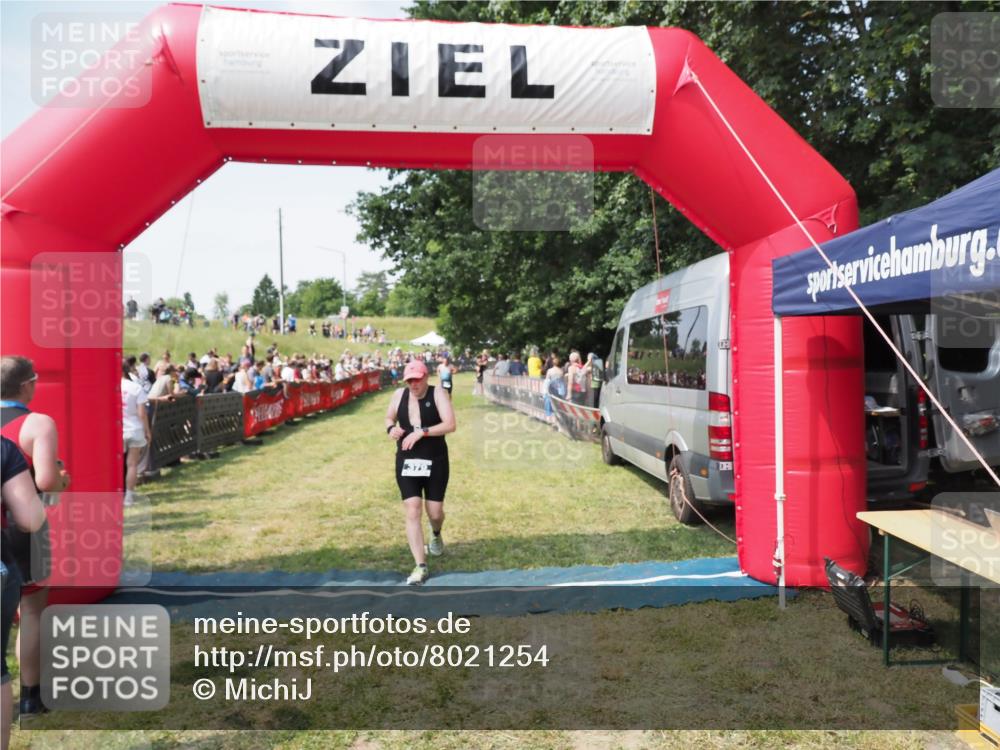 21.06.2025 - 27. Vierlanden-Triathlon MichiJ http://msf.ph/oto/8021254 15.06.2026 11:36:38 Ziel 379 meine-sportfotos.de