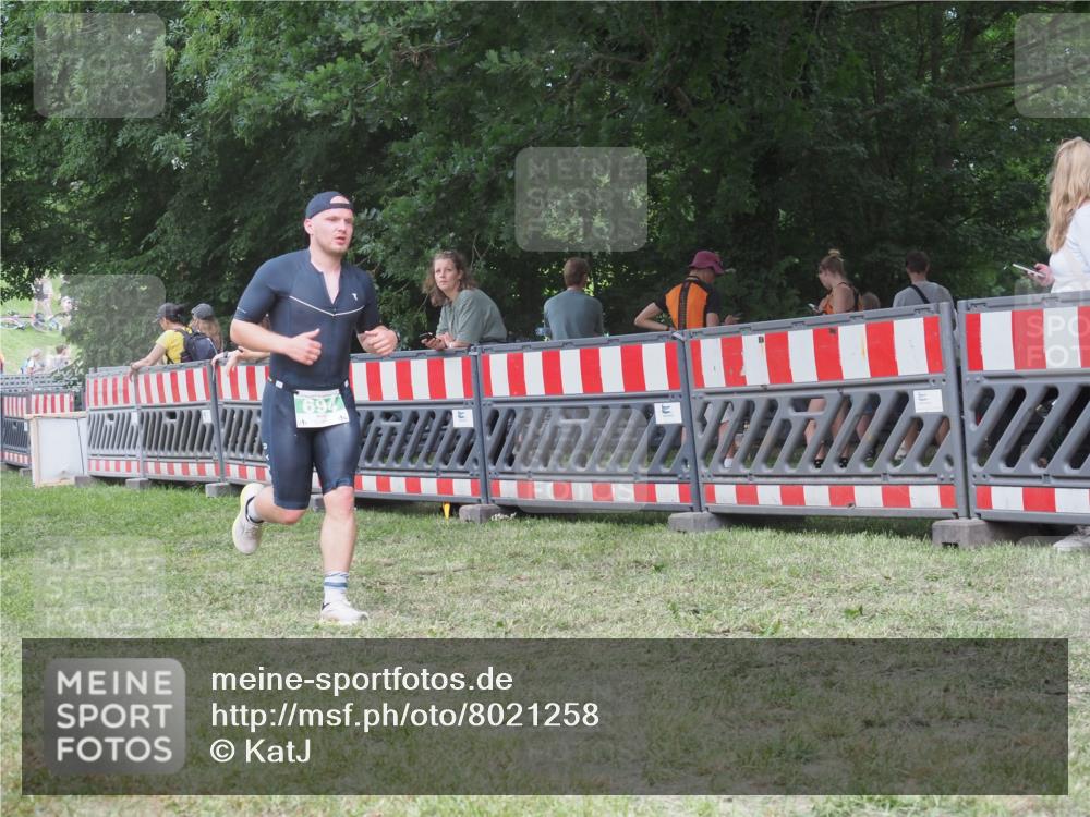 21.06.2025 - 27. Vierlanden-Triathlon KatJ http://msf.ph/oto/8021258 15.06.2025 13:20:30 Ziel 688, 694, 709 meine-sportfotos.de