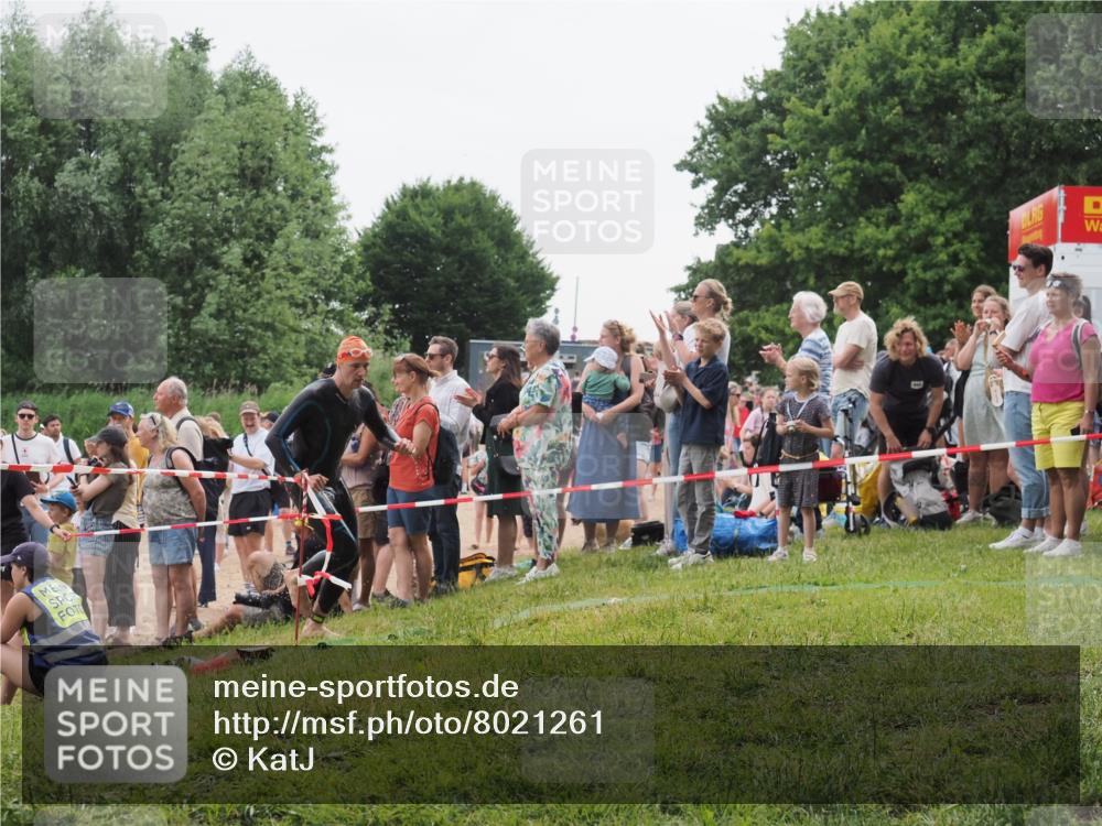 15.06.2025 - 27. Vierlanden-Triathlon KatJ http://msf.ph/oto/8021261 15.06.2025 10:52:14 Schwimmen 652, 693 meine-sportfotos.de