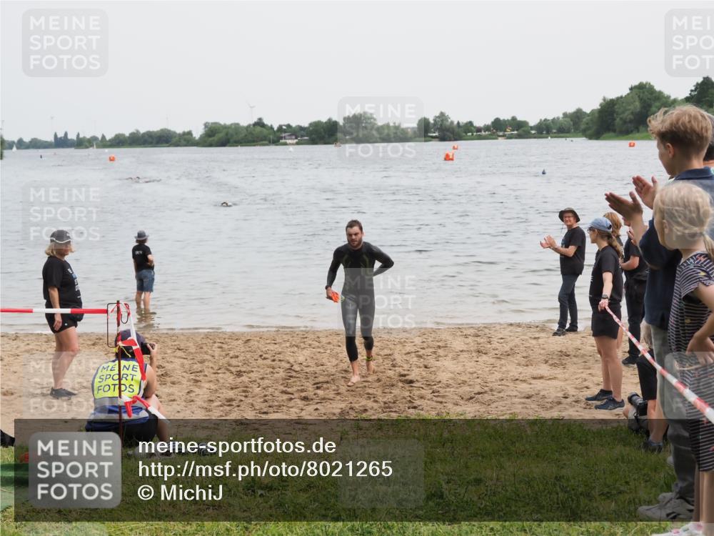 21.06.2025 - 27. Vierlanden-Triathlon MichiJ http://msf.ph/oto/8021265 15.06.2026 10:51:05 Schwimmen 775 meine-sportfotos.de