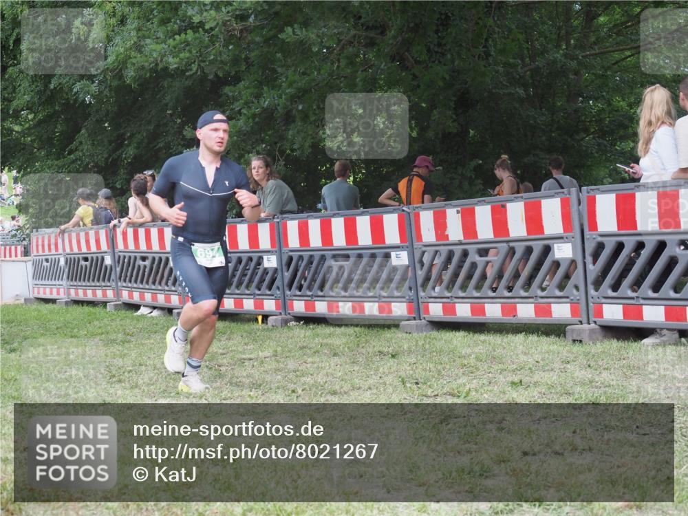 21.06.2025 - 27. Vierlanden-Triathlon KatJ http://msf.ph/oto/8021267 15.06.2025 13:20:30 Ziel 688, 694, 709 meine-sportfotos.de