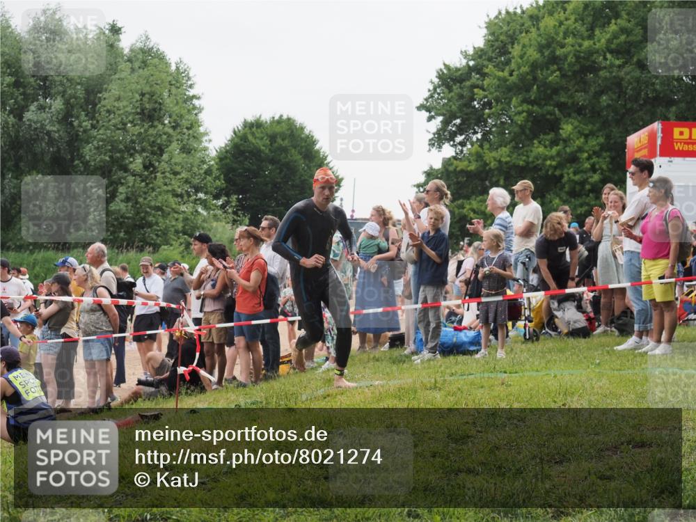 15.06.2025 - 27. Vierlanden-Triathlon KatJ http://msf.ph/oto/8021274 15.06.2025 10:52:15 Schwimmen 652, 693 meine-sportfotos.de
