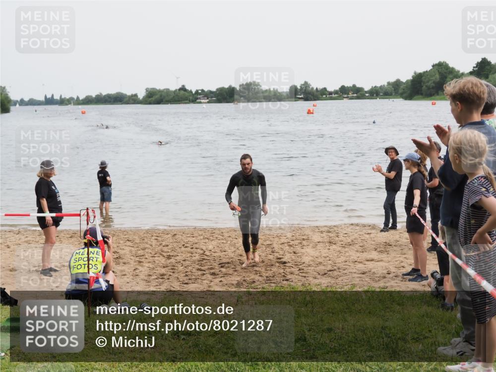 21.06.2025 - 27. Vierlanden-Triathlon MichiJ http://msf.ph/oto/8021287 15.06.2026 10:51:06 Schwimmen 775 meine-sportfotos.de