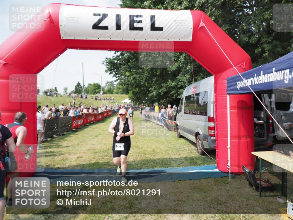 21.06.2025 - 27. Vierlanden-Triathlon MichiJ http://msf.ph/oto/8021291 15.06.2026 11:36:38 Ziel 379 meine-sportfotos.de