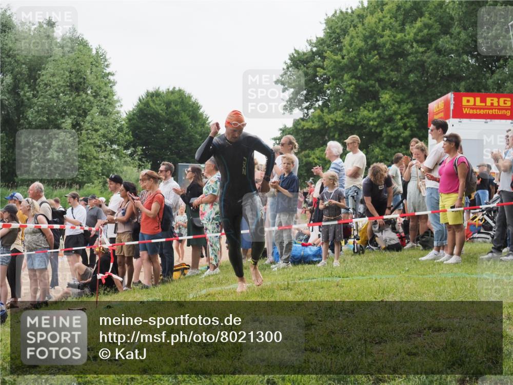 15.06.2025 - 27. Vierlanden-Triathlon KatJ http://msf.ph/oto/8021300 15.06.2025 10:52:15 Schwimmen 652, 693 meine-sportfotos.de