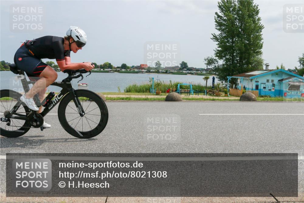 21.06.2025 - 27. Vierlanden-Triathlon H.Heesch http://msf.ph/oto/8021308 15.06.2025 12:04:51 Radfahren 252 meine-sportfotos.de