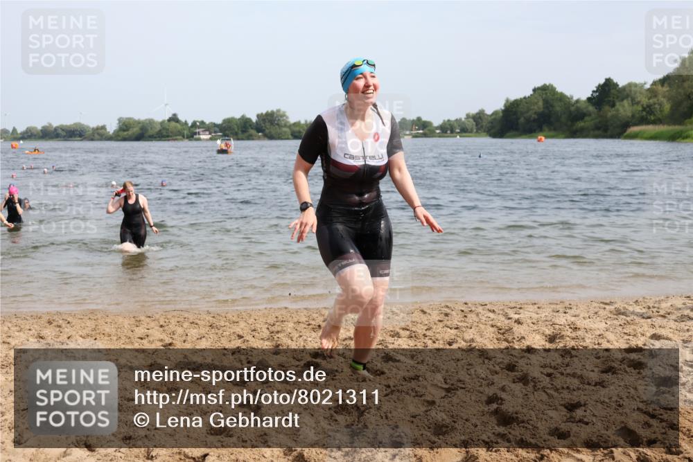 15.06.2025 - 27. Vierlanden-Triathlon Lena Gebhardt http://msf.ph/oto/8021311 15.06.2025 10:18:25 Schwimmen 495, 533, 535, 568, 586, 621, 628 meine-sportfotos.de