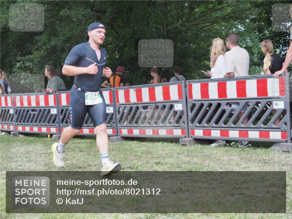 21.06.2025 - 27. Vierlanden-Triathlon KatJ http://msf.ph/oto/8021312 15.06.2025 13:20:31 Ziel 688, 694, 709 meine-sportfotos.de