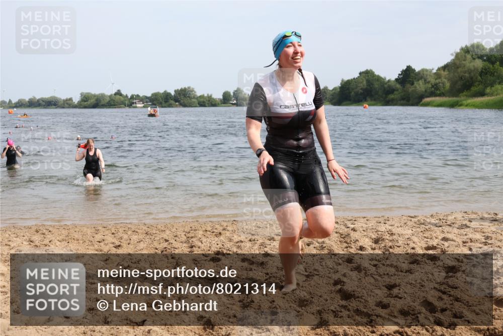 15.06.2025 - 27. Vierlanden-Triathlon Lena Gebhardt http://msf.ph/oto/8021314 15.06.2025 10:18:25 Schwimmen 495, 533, 535, 568, 586, 621, 628 meine-sportfotos.de
