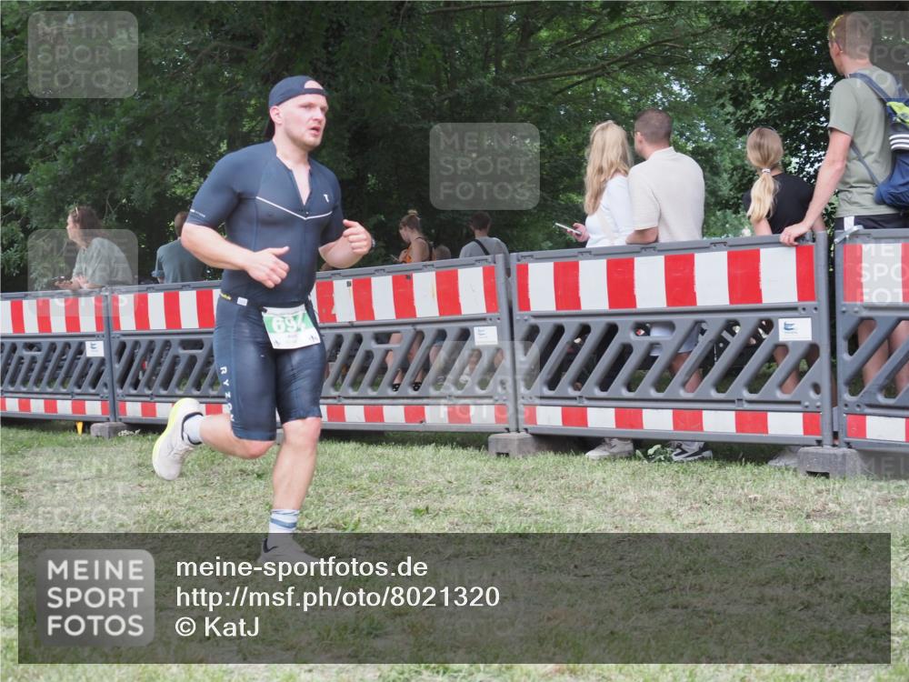 21.06.2025 - 27. Vierlanden-Triathlon KatJ http://msf.ph/oto/8021320 15.06.2025 13:20:31 Ziel 688, 694, 709 meine-sportfotos.de