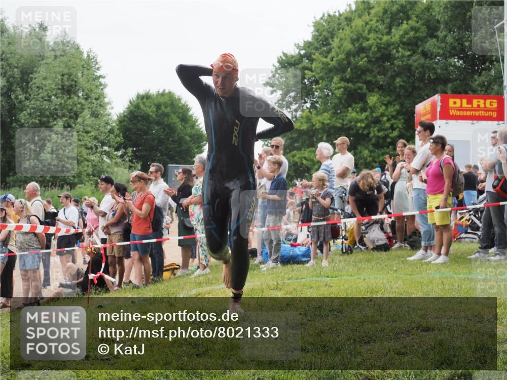15.06.2025 - 27. Vierlanden-Triathlon KatJ http://msf.ph/oto/8021333 15.06.2025 10:52:16 Schwimmen 652, 693 meine-sportfotos.de