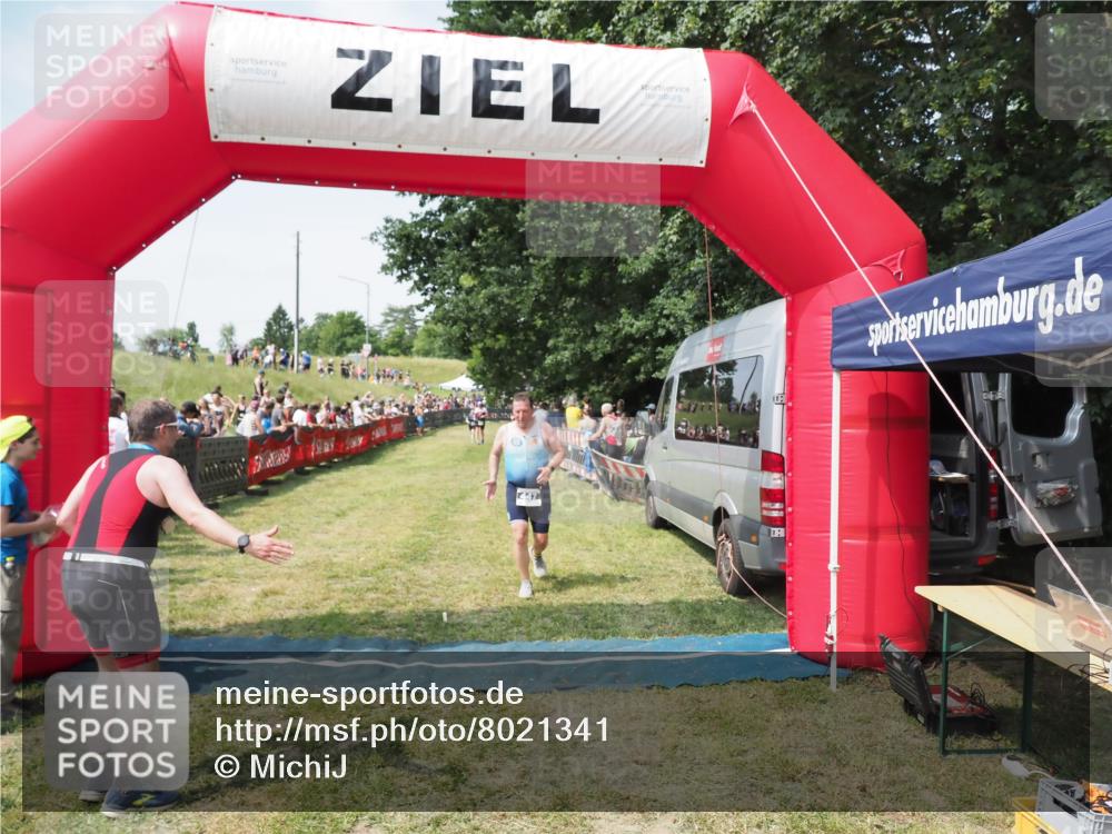 21.06.2025 - 27. Vierlanden-Triathlon MichiJ http://msf.ph/oto/8021341 15.06.2026 11:36:45 Ziel 447 meine-sportfotos.de