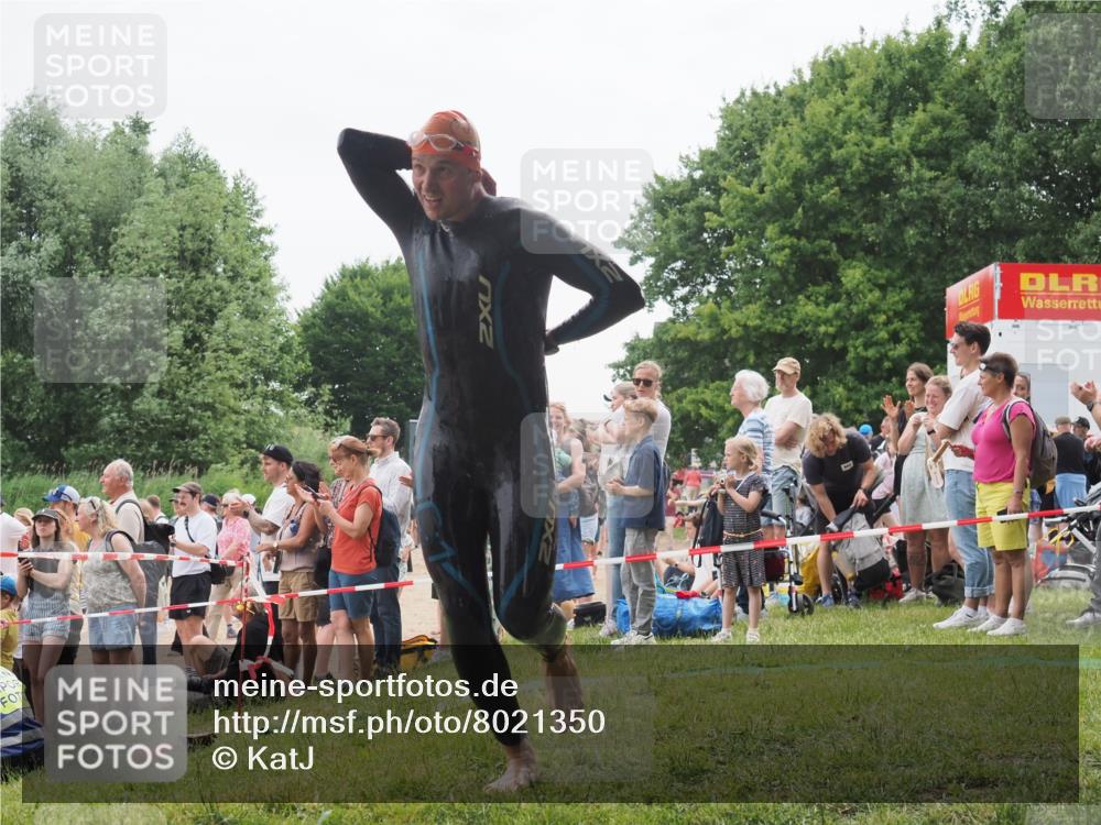 15.06.2025 - 27. Vierlanden-Triathlon KatJ http://msf.ph/oto/8021350 15.06.2025 10:52:16 Schwimmen 652, 693 meine-sportfotos.de
