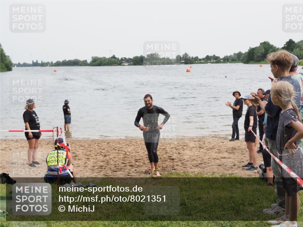 21.06.2025 - 27. Vierlanden-Triathlon MichiJ http://msf.ph/oto/8021351 15.06.2026 10:51:06 Schwimmen 775 meine-sportfotos.de