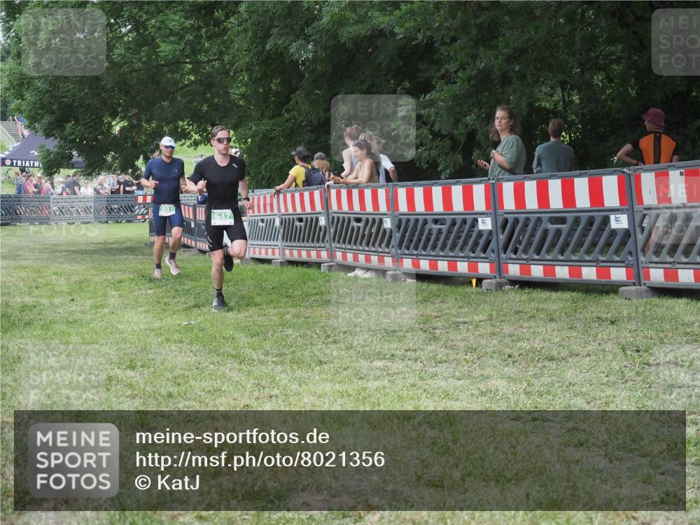 21.06.2025 - 27. Vierlanden-Triathlon KatJ http://msf.ph/oto/8021356 15.06.2025 13:20:42 Ziel 647, 697 meine-sportfotos.de
