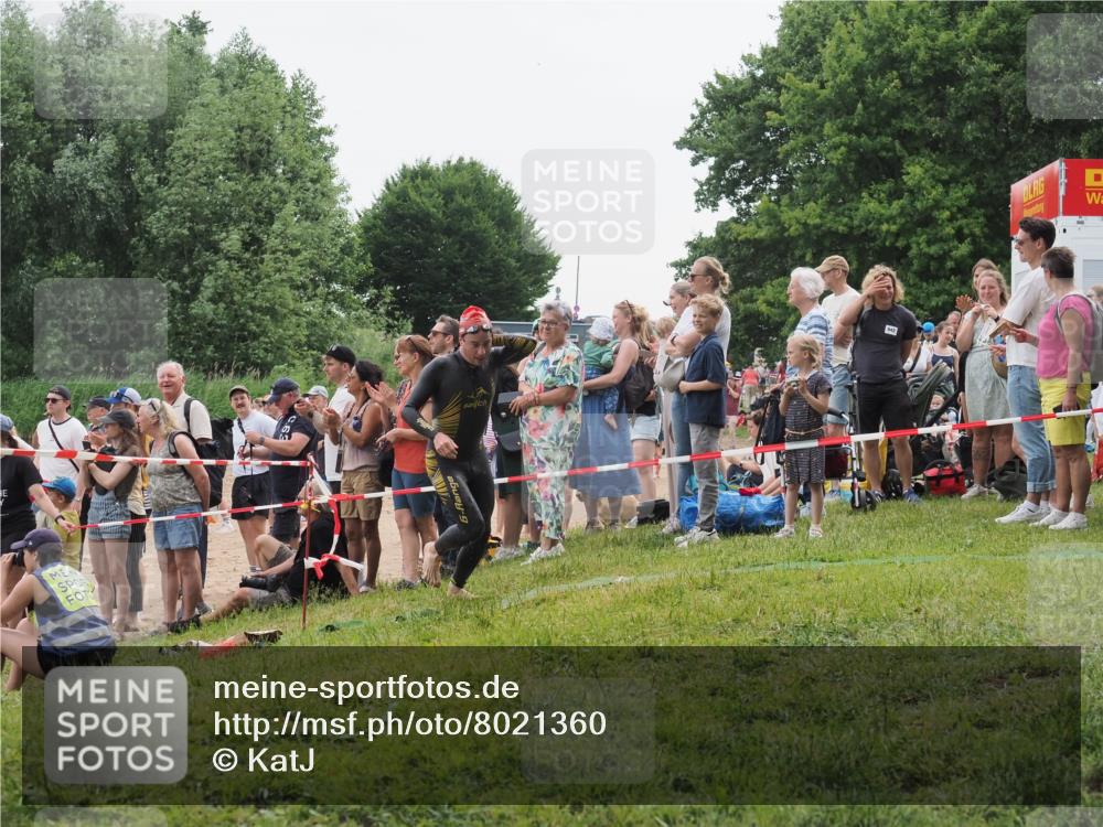 15.06.2025 - 27. Vierlanden-Triathlon KatJ http://msf.ph/oto/8021360 15.06.2025 10:52:20 Schwimmen 652, 693, 759 meine-sportfotos.de