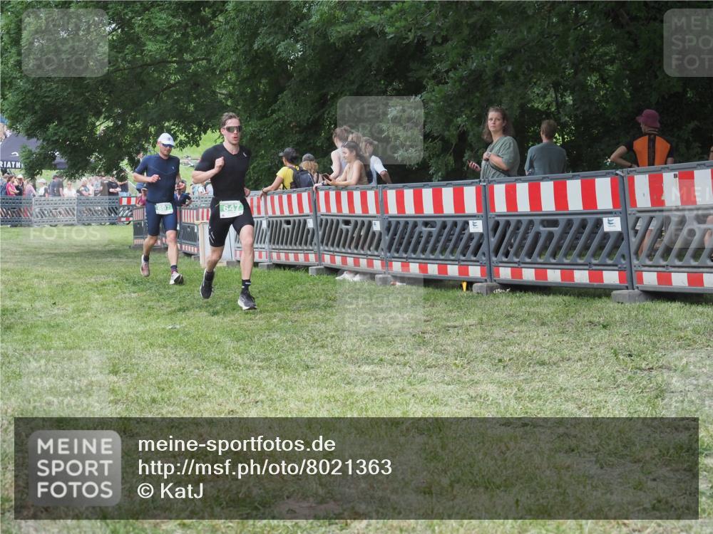 21.06.2025 - 27. Vierlanden-Triathlon KatJ http://msf.ph/oto/8021363 15.06.2025 13:20:42 Ziel 647, 697 meine-sportfotos.de