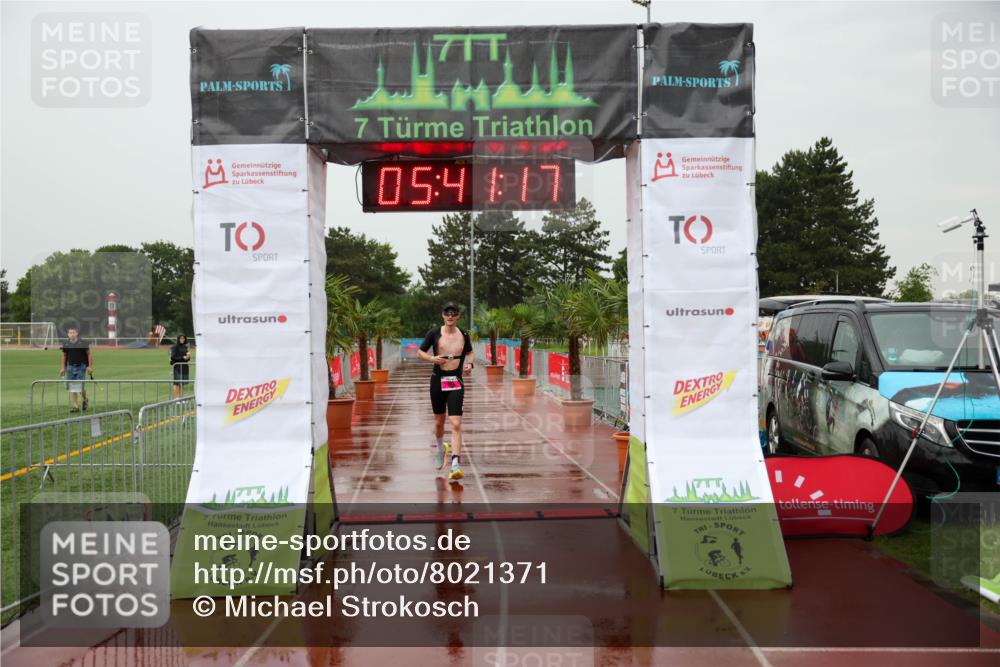 15.06.2025 - 7 Türme Triathlon Michael Strokosch http://msf.ph/oto/8021371 15.06.2025 15:41:17 Ziel 303 meine-sportfotos.de