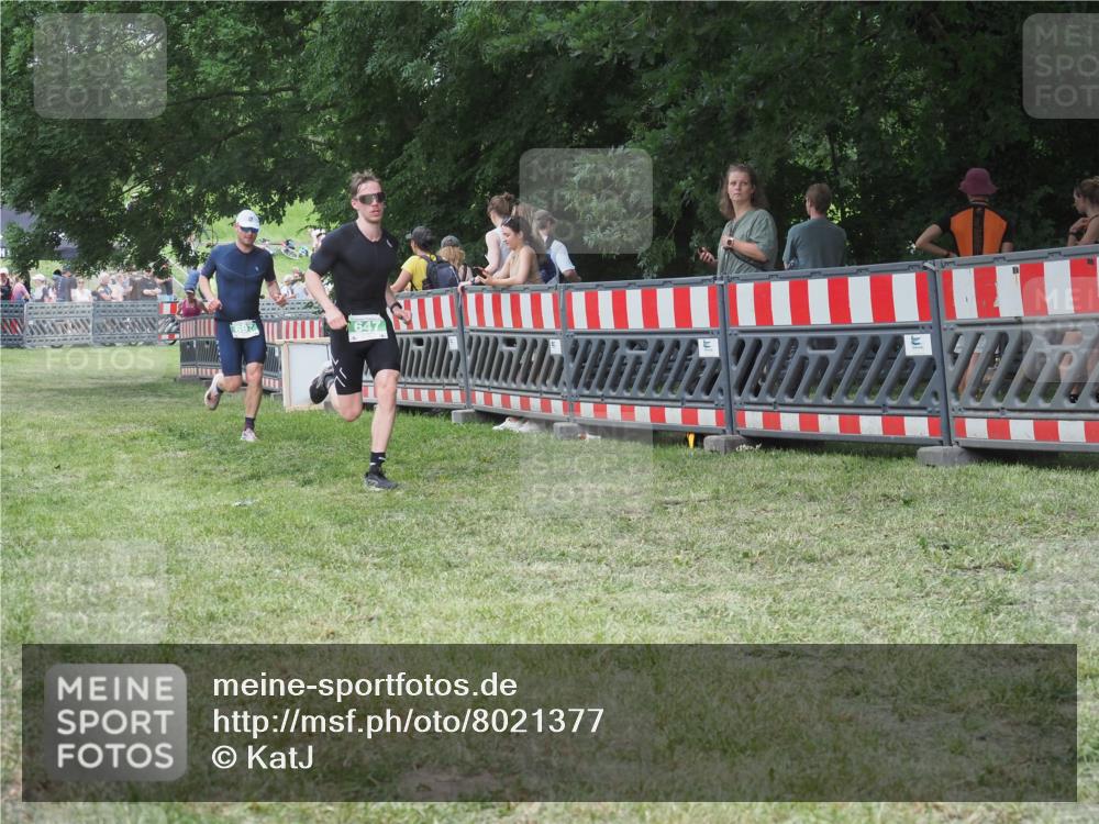 21.06.2025 - 27. Vierlanden-Triathlon KatJ http://msf.ph/oto/8021377 15.06.2025 13:20:42 Ziel 647, 697 meine-sportfotos.de