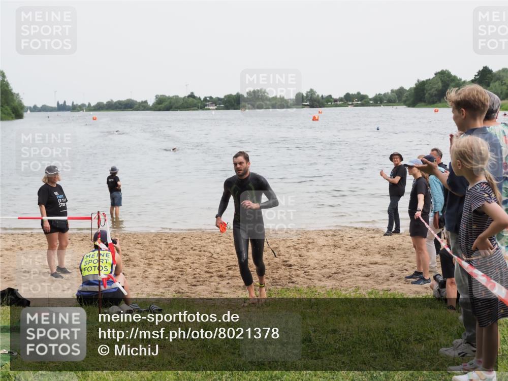 21.06.2025 - 27. Vierlanden-Triathlon MichiJ http://msf.ph/oto/8021378 15.06.2026 10:51:07 Schwimmen 775 meine-sportfotos.de