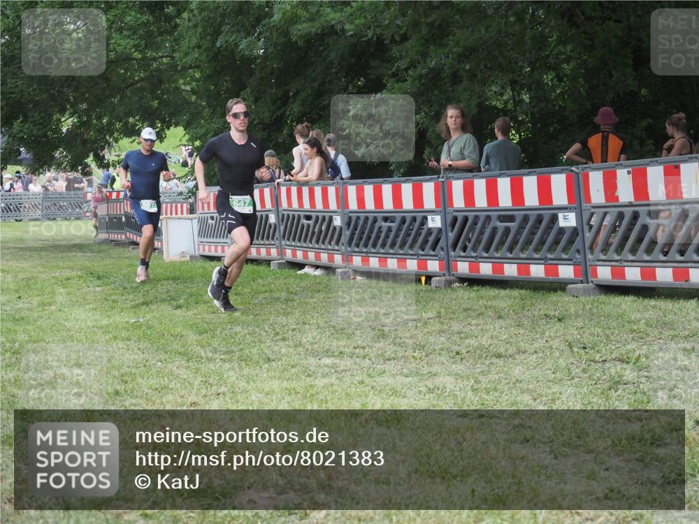 21.06.2025 - 27. Vierlanden-Triathlon KatJ http://msf.ph/oto/8021383 15.06.2025 13:20:42 Ziel 647, 697 meine-sportfotos.de