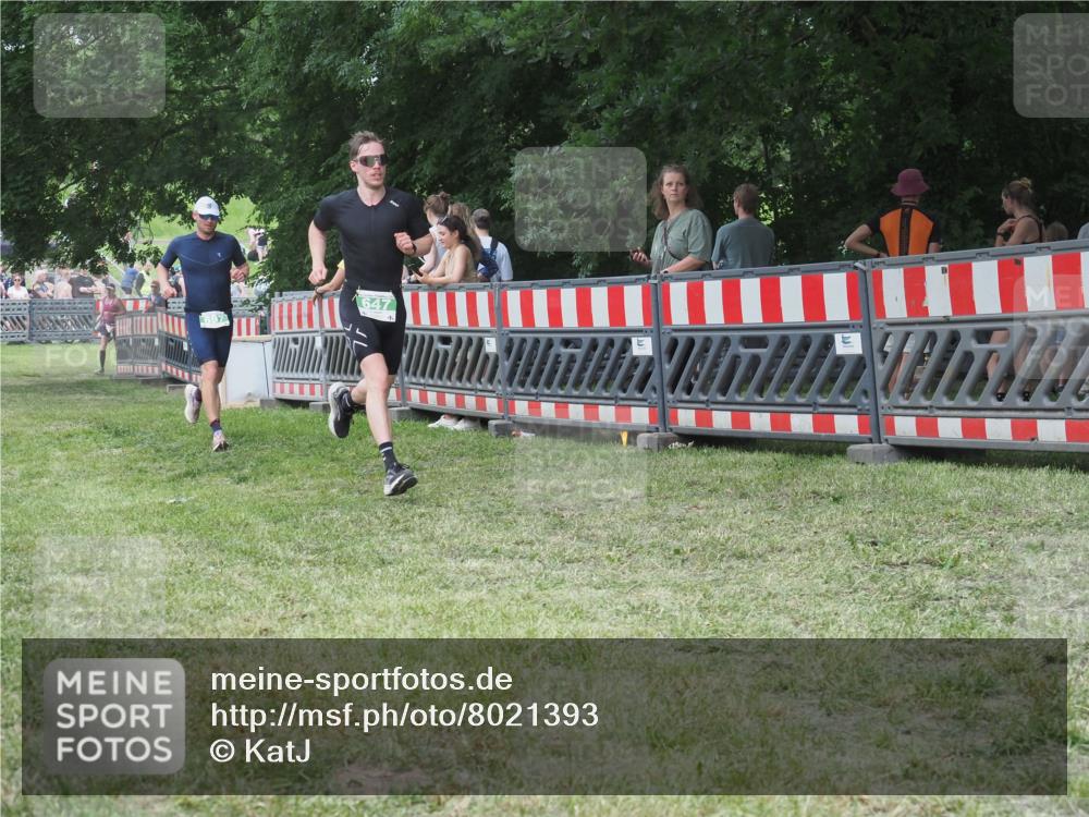 21.06.2025 - 27. Vierlanden-Triathlon KatJ http://msf.ph/oto/8021393 15.06.2025 13:20:42 Ziel 647, 697 meine-sportfotos.de
