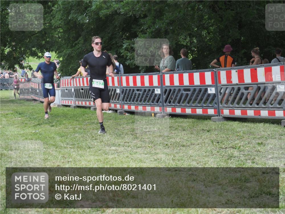 21.06.2025 - 27. Vierlanden-Triathlon KatJ http://msf.ph/oto/8021401 15.06.2025 13:20:43 Ziel 647, 649, 697 meine-sportfotos.de