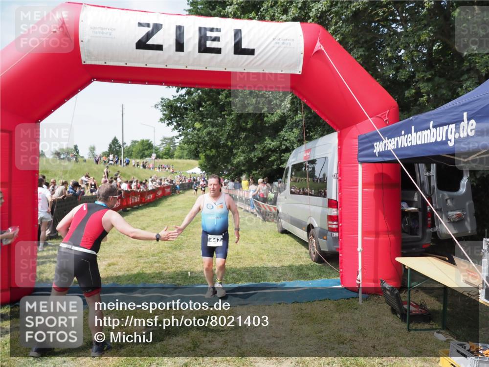 21.06.2025 - 27. Vierlanden-Triathlon MichiJ http://msf.ph/oto/8021403 15.06.2026 11:36:46 Ziel 447 meine-sportfotos.de