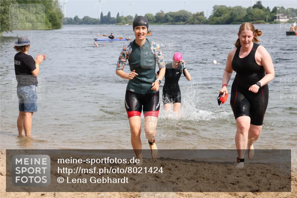 15.06.2025 - 27. Vierlanden-Triathlon Lena Gebhardt http://msf.ph/oto/8021424 15.06.2025 10:18:29 Schwimmen 495, 533, 535, 621, 628 meine-sportfotos.de