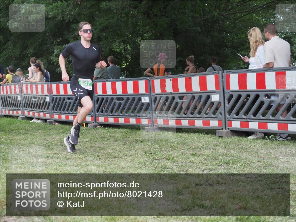 21.06.2025 - 27. Vierlanden-Triathlon KatJ http://msf.ph/oto/8021428 15.06.2025 13:20:43 Ziel 647, 649, 697 meine-sportfotos.de