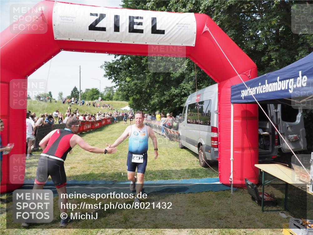 21.06.2025 - 27. Vierlanden-Triathlon MichiJ http://msf.ph/oto/8021432 15.06.2026 11:36:46 Ziel 447 meine-sportfotos.de