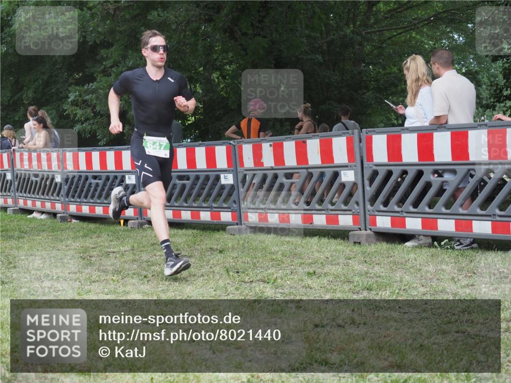21.06.2025 - 27. Vierlanden-Triathlon KatJ http://msf.ph/oto/8021440 15.06.2025 13:20:43 Ziel 647, 649, 697 meine-sportfotos.de