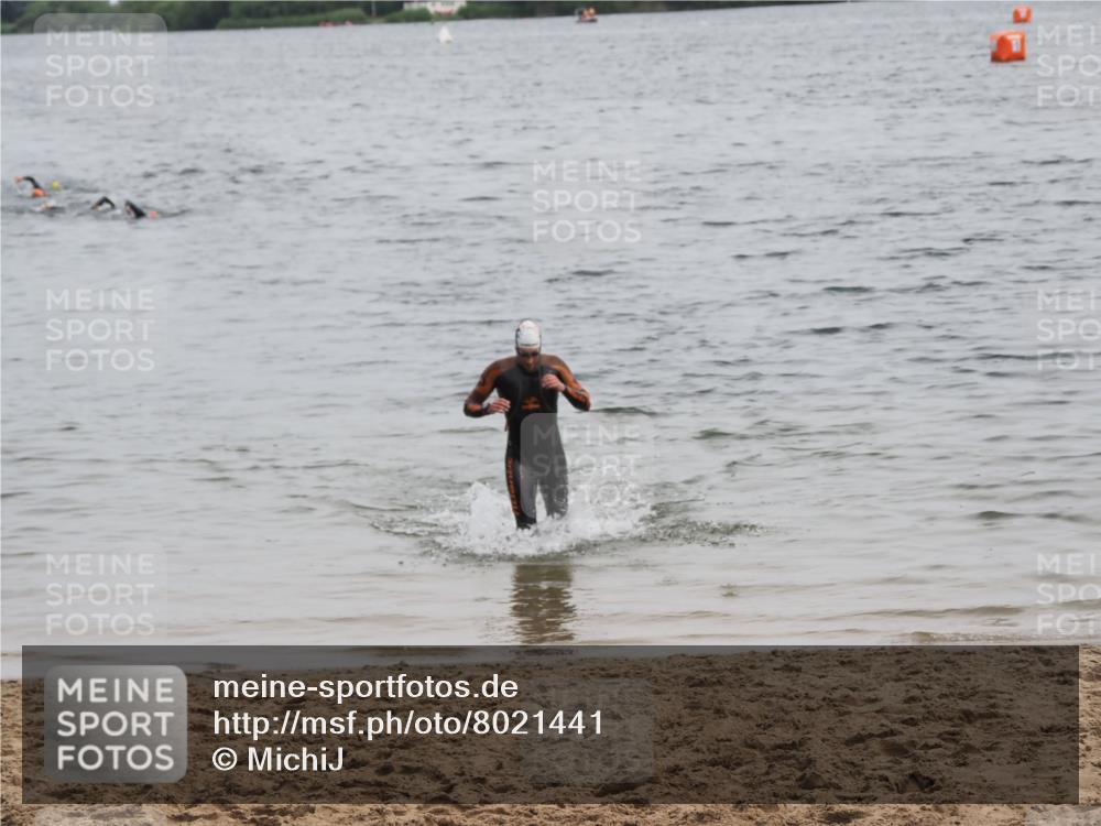 21.06.2025 - 27. Vierlanden-Triathlon MichiJ http://msf.ph/oto/8021441 15.06.2026 10:51:34 Schwimmen 676 meine-sportfotos.de