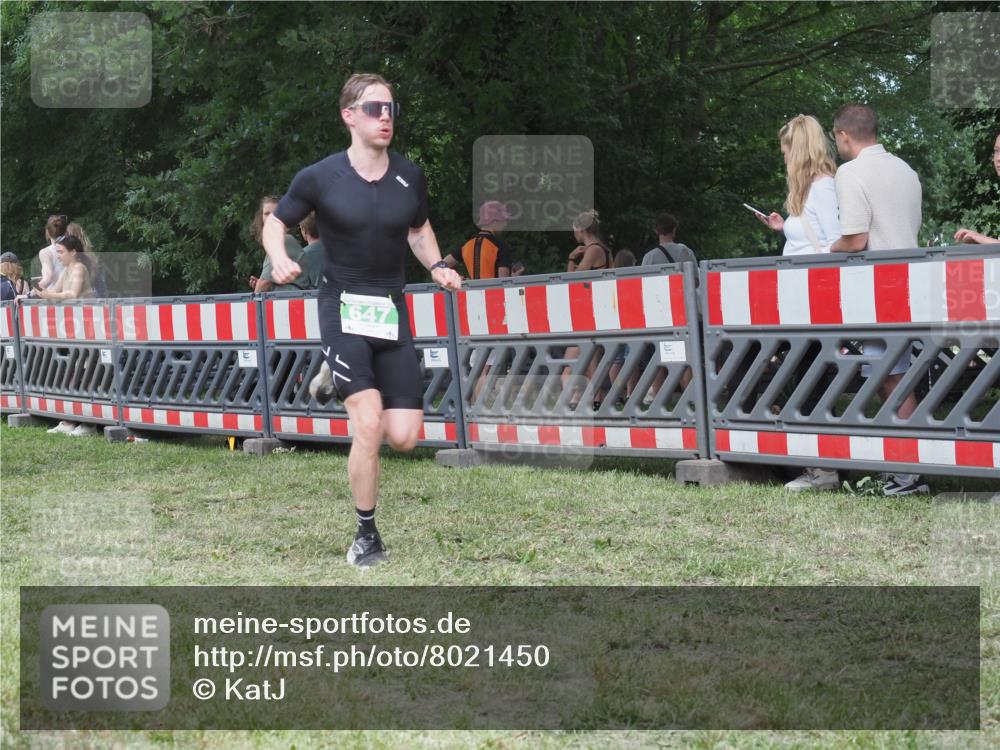 21.06.2025 - 27. Vierlanden-Triathlon KatJ http://msf.ph/oto/8021450 15.06.2025 13:20:43 Ziel 647, 649, 697 meine-sportfotos.de