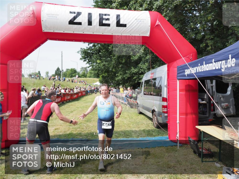 21.06.2025 - 27. Vierlanden-Triathlon MichiJ http://msf.ph/oto/8021452 15.06.2026 11:36:46 Ziel 447 meine-sportfotos.de