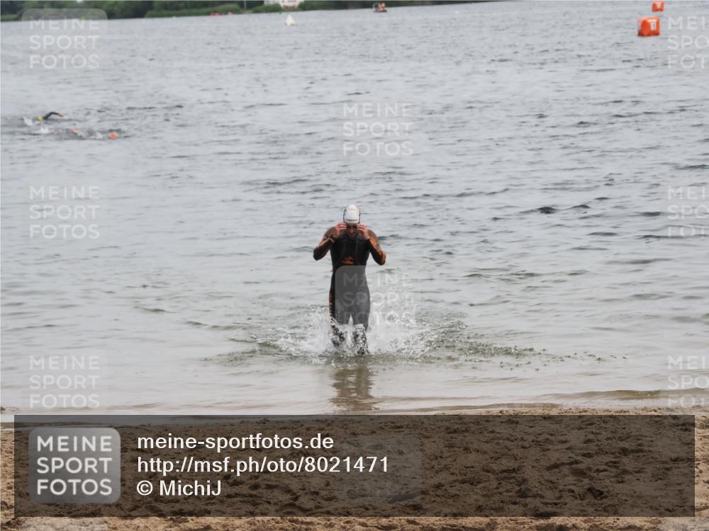 21.06.2025 - 27. Vierlanden-Triathlon MichiJ http://msf.ph/oto/8021471 15.06.2026 10:51:34 Schwimmen 676 meine-sportfotos.de