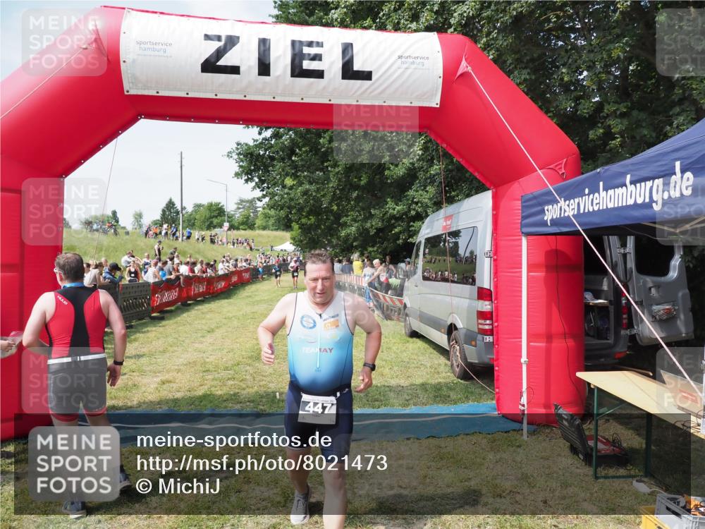 21.06.2025 - 27. Vierlanden-Triathlon MichiJ http://msf.ph/oto/8021473 15.06.2026 11:36:47 Ziel 447 meine-sportfotos.de