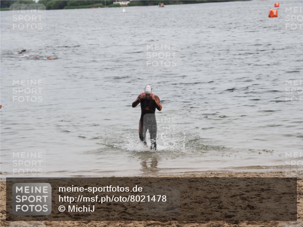 21.06.2025 - 27. Vierlanden-Triathlon MichiJ http://msf.ph/oto/8021478 15.06.2026 10:51:34 Schwimmen 676 meine-sportfotos.de