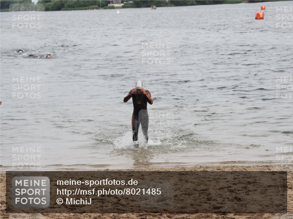 21.06.2025 - 27. Vierlanden-Triathlon MichiJ http://msf.ph/oto/8021485 15.06.2026 10:51:35 Schwimmen 676 meine-sportfotos.de
