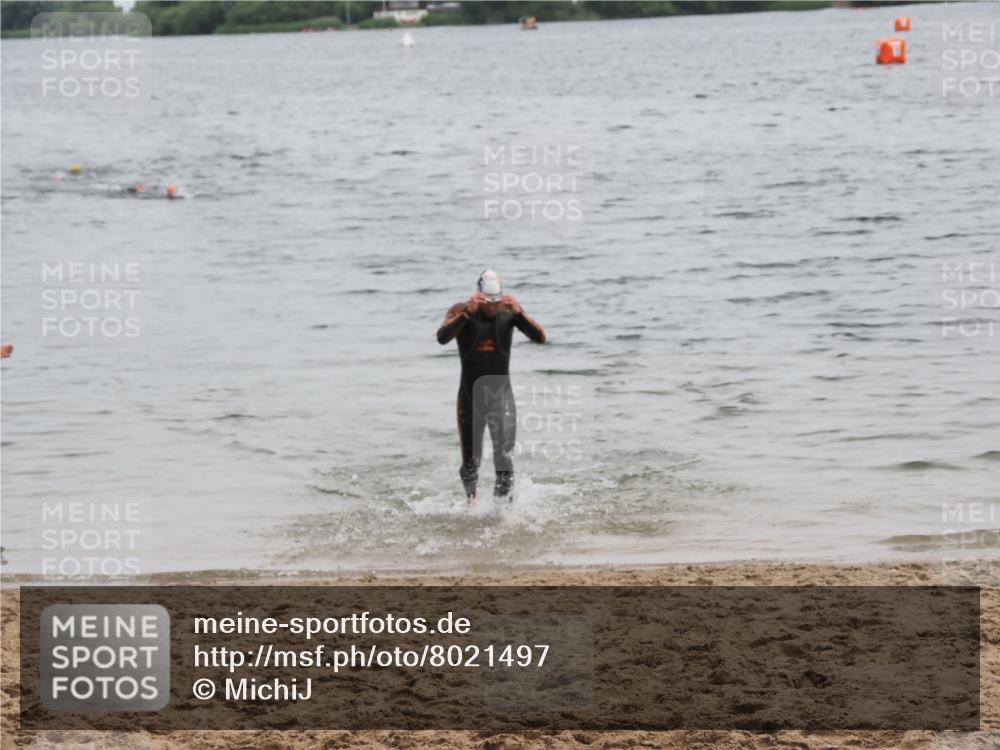 21.06.2025 - 27. Vierlanden-Triathlon MichiJ http://msf.ph/oto/8021497 15.06.2026 10:51:35 Schwimmen 676 meine-sportfotos.de